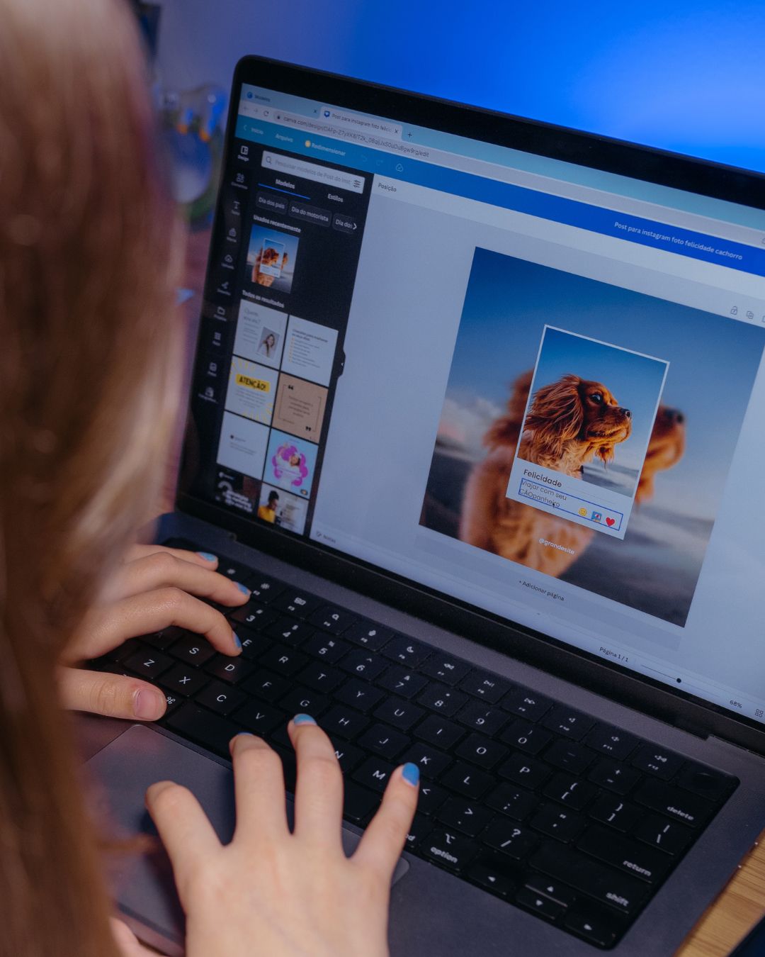 Michaela Bažilová při tvorbě grafiky pro sociální sítě
